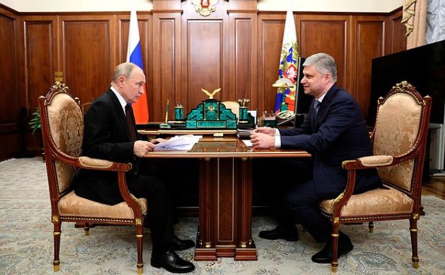 Холодные дальневосточные ветра задали тон встрече Владимира Путина и Олега Белозерова   - фото 1