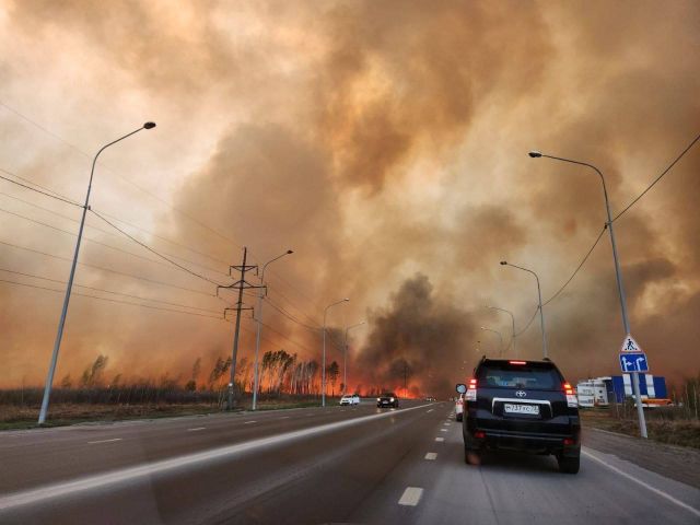 Ситуация с пожарами в Свердловской области стабилизируется, но на критическом уровне и в сопровождении активного «терминотворчества»… - фото 1