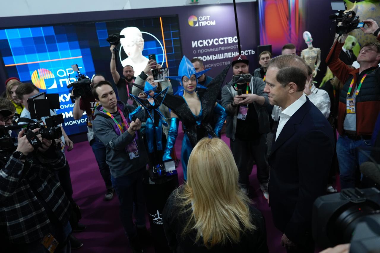 Министр промышленности и торговли Денис Мантуров посетил стенд МХПИ на Всемирном фестивале молодежи и студентов в Сочи - фото 1