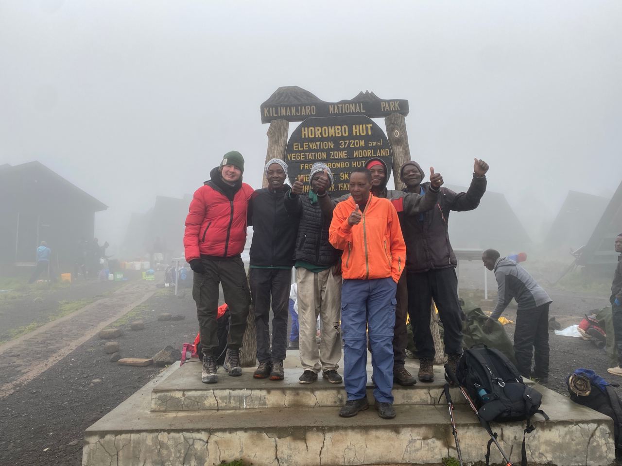 Мастер гостеприимства покорил Килиманджаро с флагом главного туристического конкурса страны - фото 2